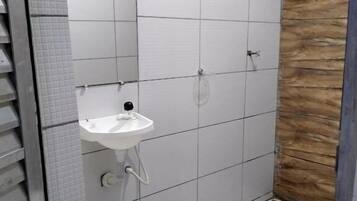 Regadera, toallas, papel de baño