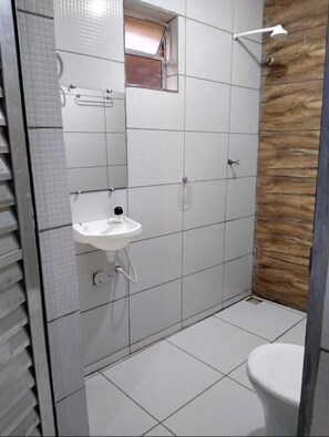 Economy-værelse til 3 personer | Badeværelse | Bruser, håndklæder, Toiletpapir