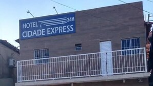 A building with a sign indicating it is a hotel named 'CIDADE EXPRESS' with 24-hour service.
