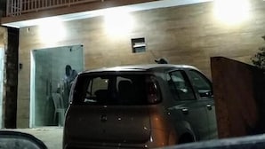A hotel named 'Hotel Cidade Express' with a visible sign, a balcony, and a parked car in front.