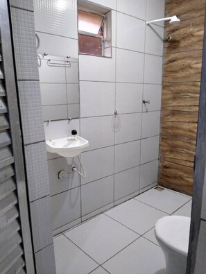 Economy driepersoonskamer | Badkamer | Een douche, handdoeken, toiletpapier