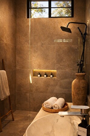 Dusche, Haartrockner, Handtücher, Seife
