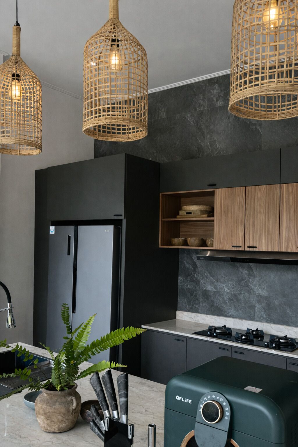 Full-sized fridge, microwave, cookware/dishes/utensils