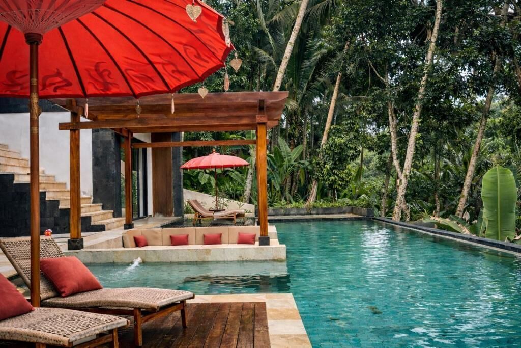 2 outdoor pools