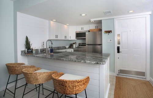 Marinafront Condo w/ Lanai, Pool & Sunset Views