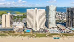 Eine Küstenstadt mit Wolkenkratzern, einem Strand und einer Marina.