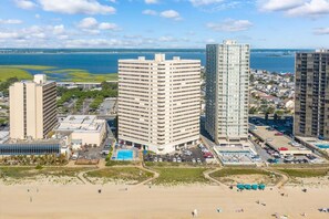 Eine Küstenstadt mit Wolkenkratzern, einem Strand und einer Marina.