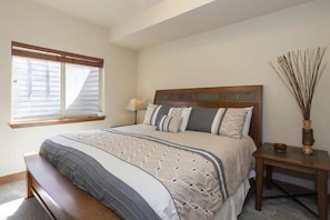 3 Schlafzimmer, Schreibtisch, Bügeleisen/Bügelbrett, WLAN