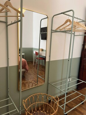 Tabla de planchar con plancha, wifi, ropa de cama