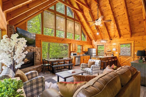 Cabin for 11 w/ Hot Tub, Game Room, Mountain Views
