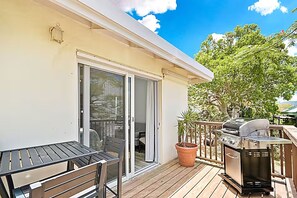 Outdoor dining - Private studio, centrally located - 5min to beach! (Charlotte Amalie East)