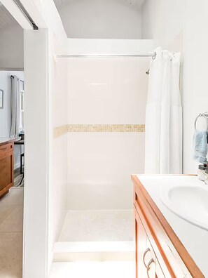 Bathroom - Private studio, centrally located - 5min to beach! (Charlotte Amalie East)