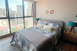 Tabla de planchar con plancha, acceso a internet y ropa de cama