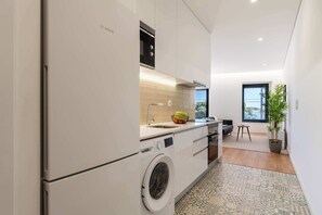 Cocina compacta con electrodomésticos Bosch, lavadora y lavaplatos.