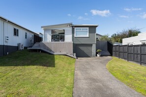 Exterior - Wallnutt Sands - Waihi Beach Holiday Home (Waihi Beach)