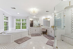 Shower, jetted tub, hair dryer, bidet - 3 acres Mansion on a Golf Course, Lake Mohawk and Appalachian Mountain views (Sparta)