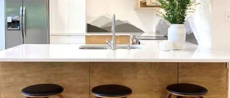 Coffee/tea maker, fridge, microwave, oven