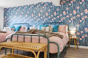 5 bedrooms, iron/ironing board, Internet, bed sheets
