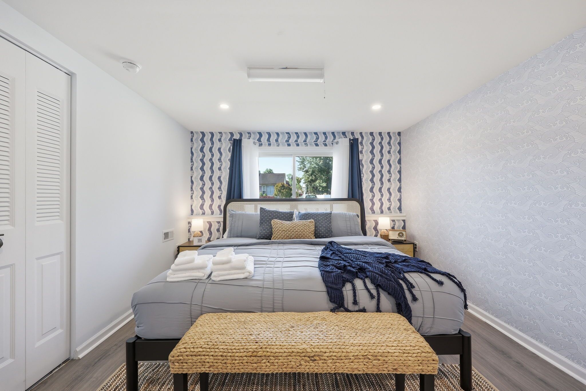 5 bedrooms, iron/ironing board, internet, bed sheets