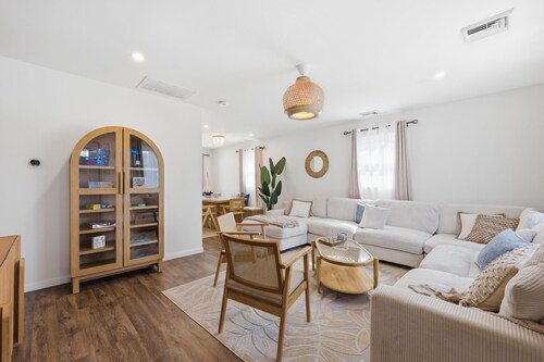 Shore Retreat: 5 Bd home with alfresco living, hot tub, firepit, BBQ and games