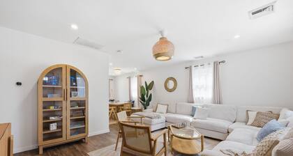 Shore Retreat: 5 Bd home with alfresco living, hot tub, firepit, BBQ and games