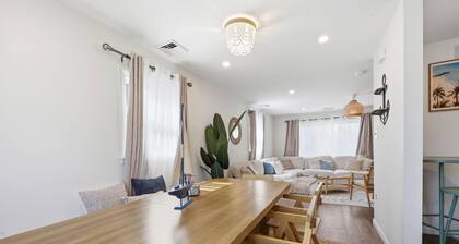 Shore Retreat: 5 Bd home with alfresco living, hot tub, firepit, BBQ and games
