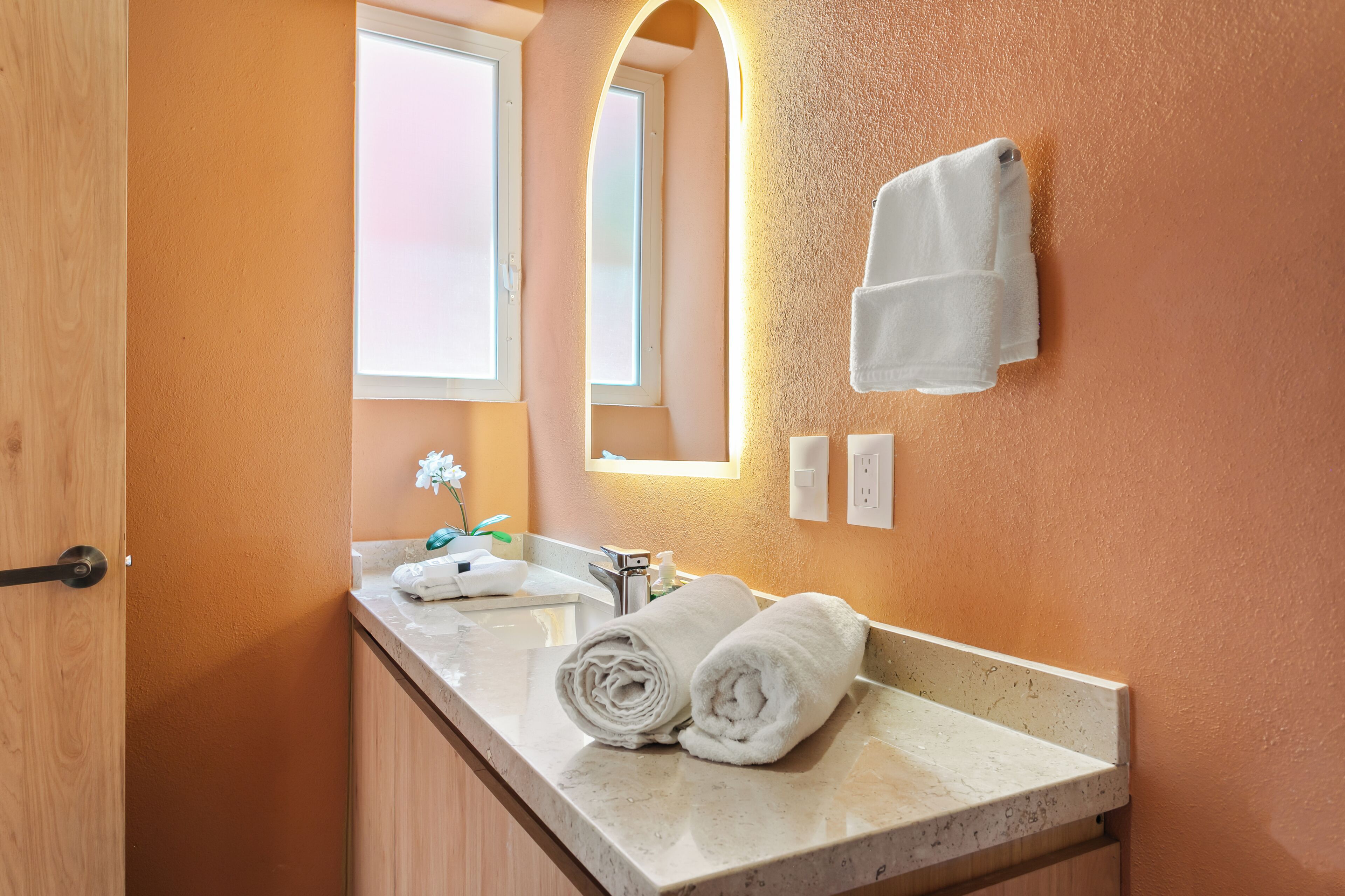 Appartement Confort, vue cour intérieure | Salle de bain