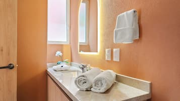 Appartement Confort, vue cour intérieure | Salle de bain