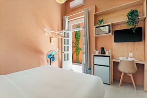 Căn hộ tiện nghi đơn giản, quang cảnh sân vườn | Bàn, bàn ủi/dụng cụ ủi quần áo, truy cập Internet không dây miễn phí 