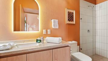 Comfort Apartment, Courtyard View | Bathroom | Free toiletries, towels, soap, shampoo
