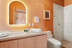 Căn hộ tiện nghi đơn giản, quang cảnh sân vườn | Phòng tắm | Đồ dùng nhà tắm miễn phí, khăn tắm, xà phòng, dầu gội 