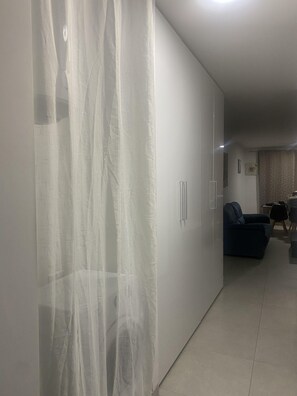 Ein modernes Wohnzimmer mit einer Couch, einem Couchtisch und einem Fernseher.