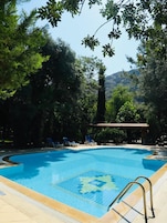 Una piscina al aire libre de temporada