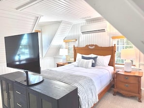 Egyptian cotton sheets, premium bedding, iron/ironing board, free WiFi - The Castle Inn at Silver Lake (Ocracoke)