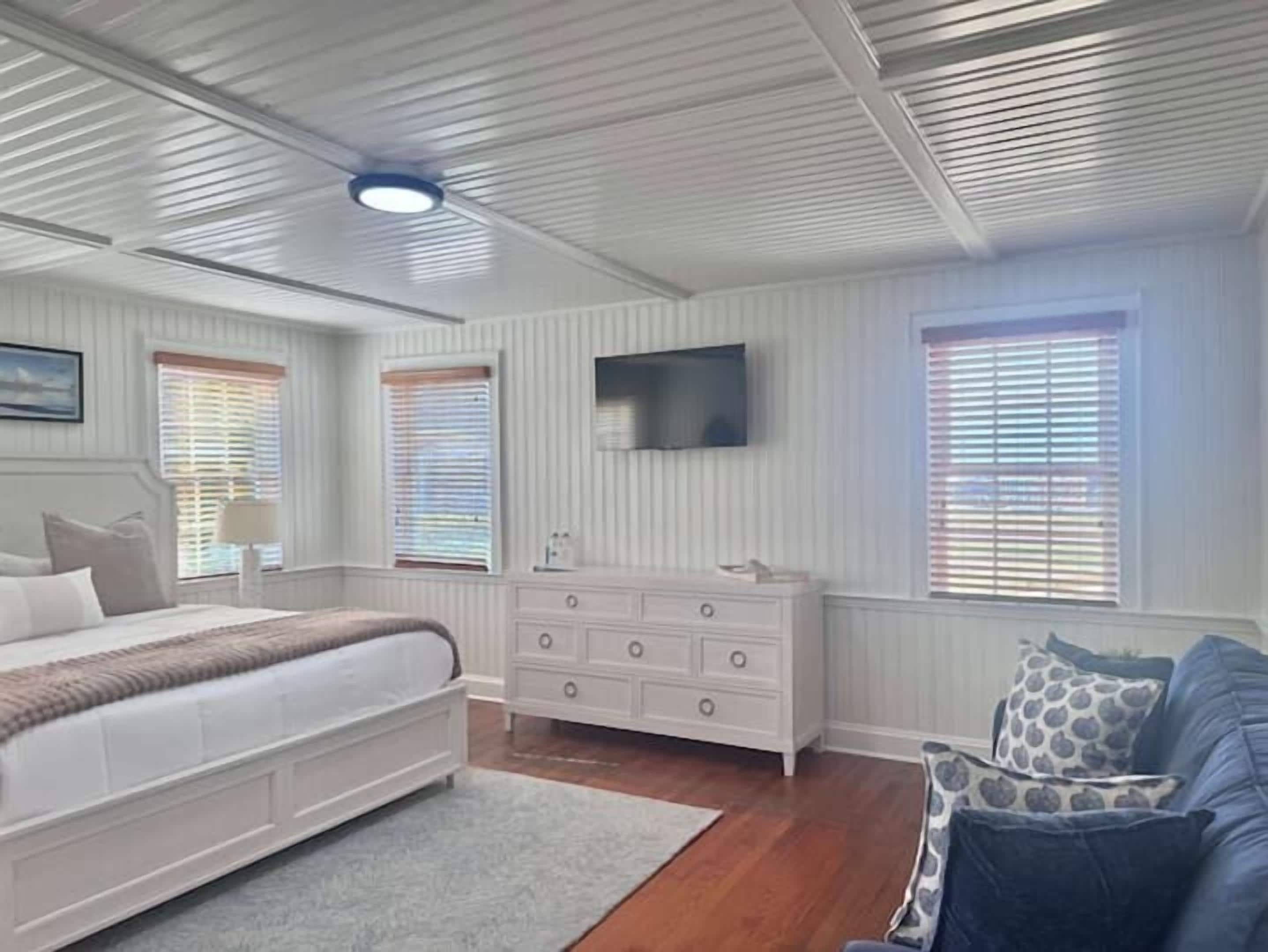 Deluxe Suite, Harbor View | Egyptian cotton sheets, premium bedding, iron/ironing board, free WiFi