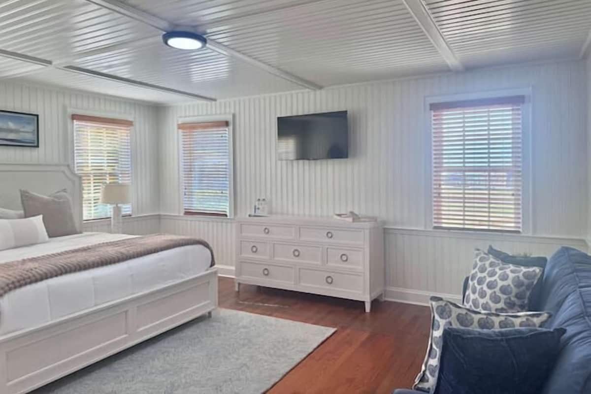 Deluxe Suite, Harbor View | Egyptian cotton sheets, premium bedding, iron/ironing board (on request)