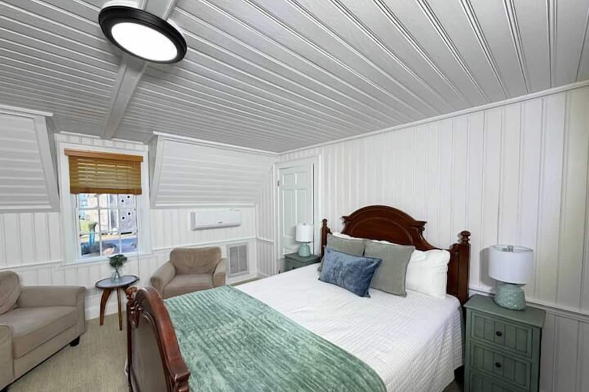 Standard Suite, Harbor View | Egyptian cotton sheets, premium bedding, iron/ironing board (on request)