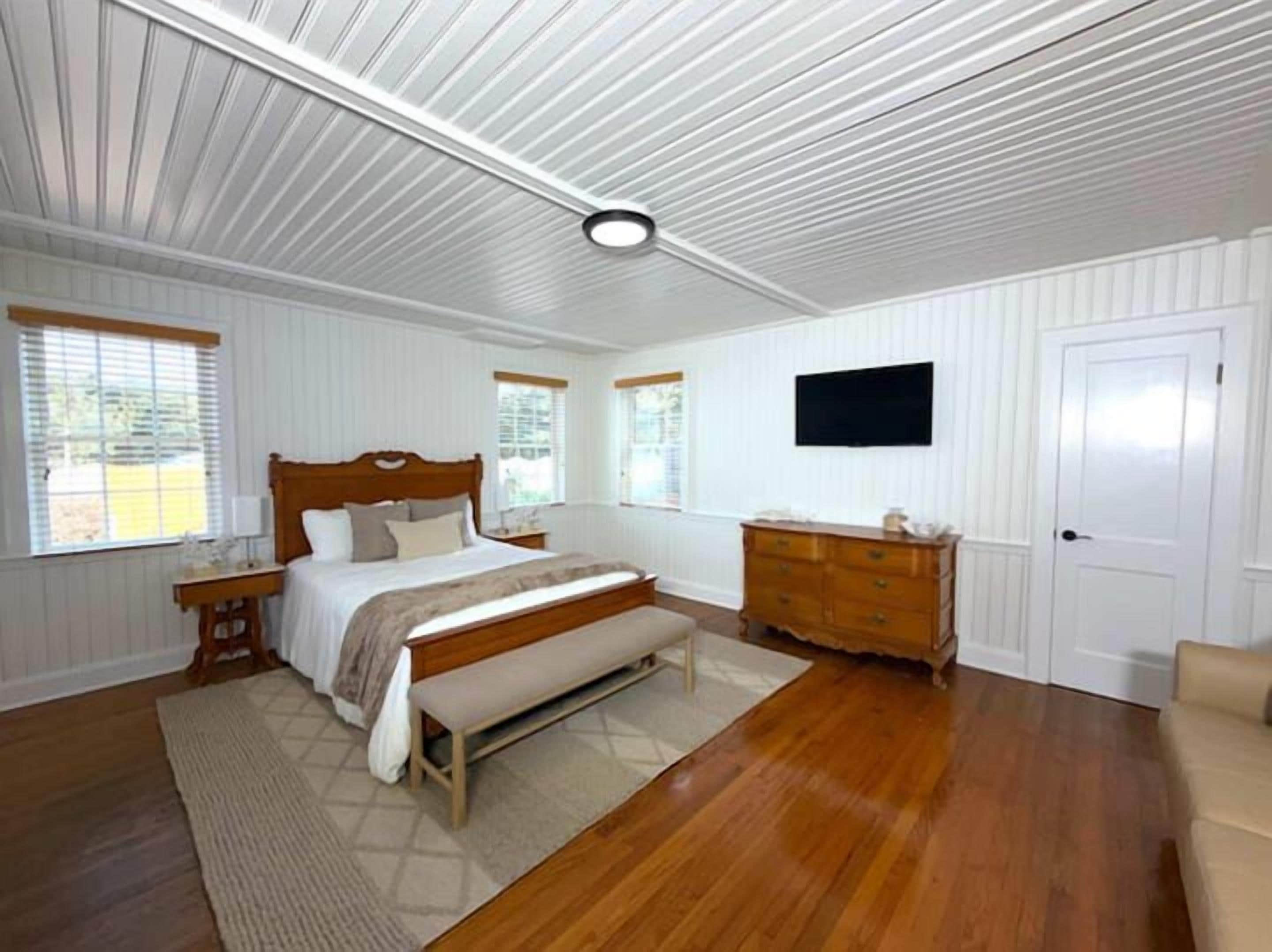Deluxe Suite | Egyptian cotton sheets, premium bedding, iron/ironing board, free WiFi