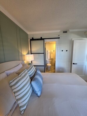 Iron/ironing board, WiFi, bed sheets - Lakeside Universal Retreat (Orlando)