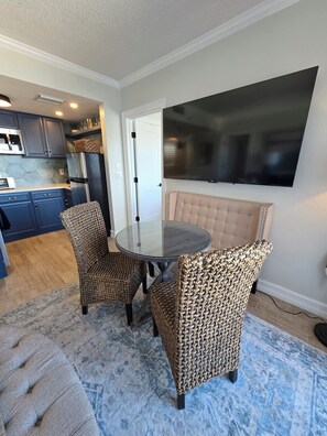 Dining - Lakeside Universal Retreat (Orlando)