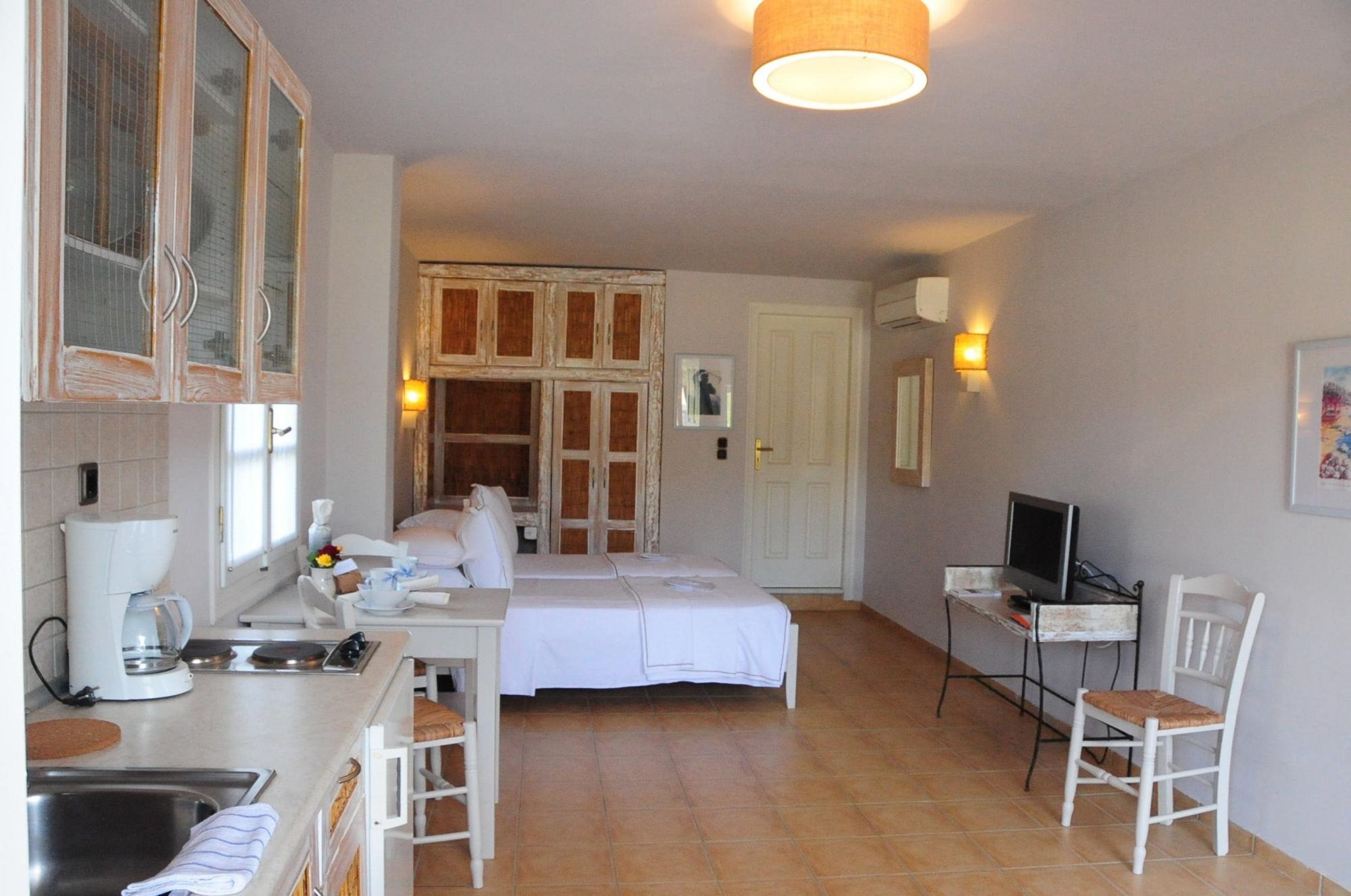 Iron/ironing board, free WiFi, bed sheets