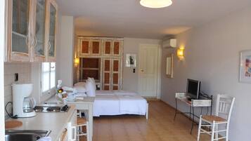 Iron/ironing board, free WiFi, bed sheets