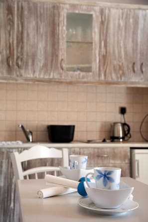 Refrigerador, cafetera/tetera, utensilios de cocina