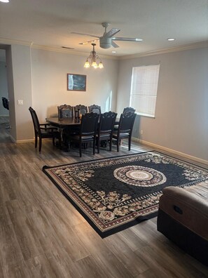 Dining - Tremendous 5-bedroom house with AC in Yuba City (Yuba City)