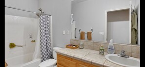 Hair dryer, bidet, towels, soap - Tremendous 5-bedroom house with AC in Yuba City (Yuba City)