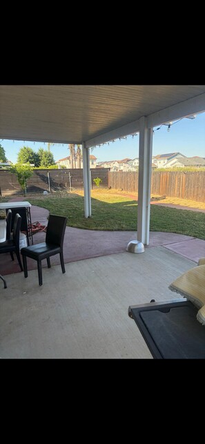 Outdoor dining - Tremendous 5-bedroom house with AC in Yuba City (Yuba City)
