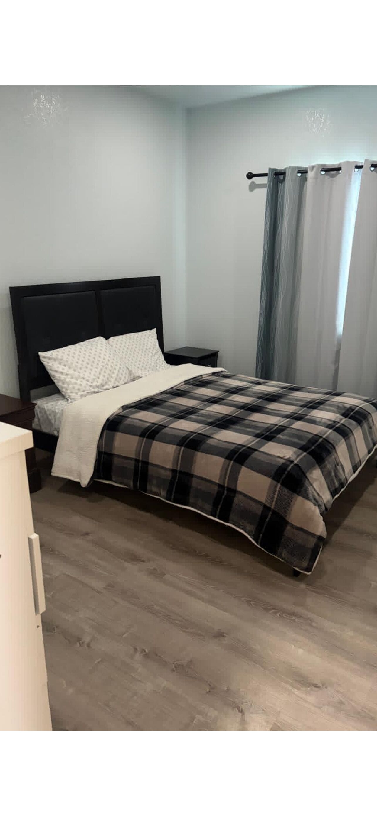 5 bedrooms, iron/ironing board, WiFi (free), bed sheets