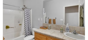 Hair dryer, bidet, towels, soap - Tremendous 5-bedroom house with AC in Yuba City (Yuba City)