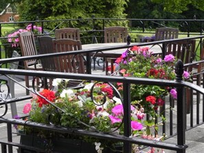 Outdoor dining - Badgemore Park B&B (Henley-on-Thames)