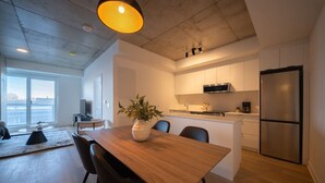 Una cocina moderna con zona de comedor, una isla grande y vistas por la ventana.